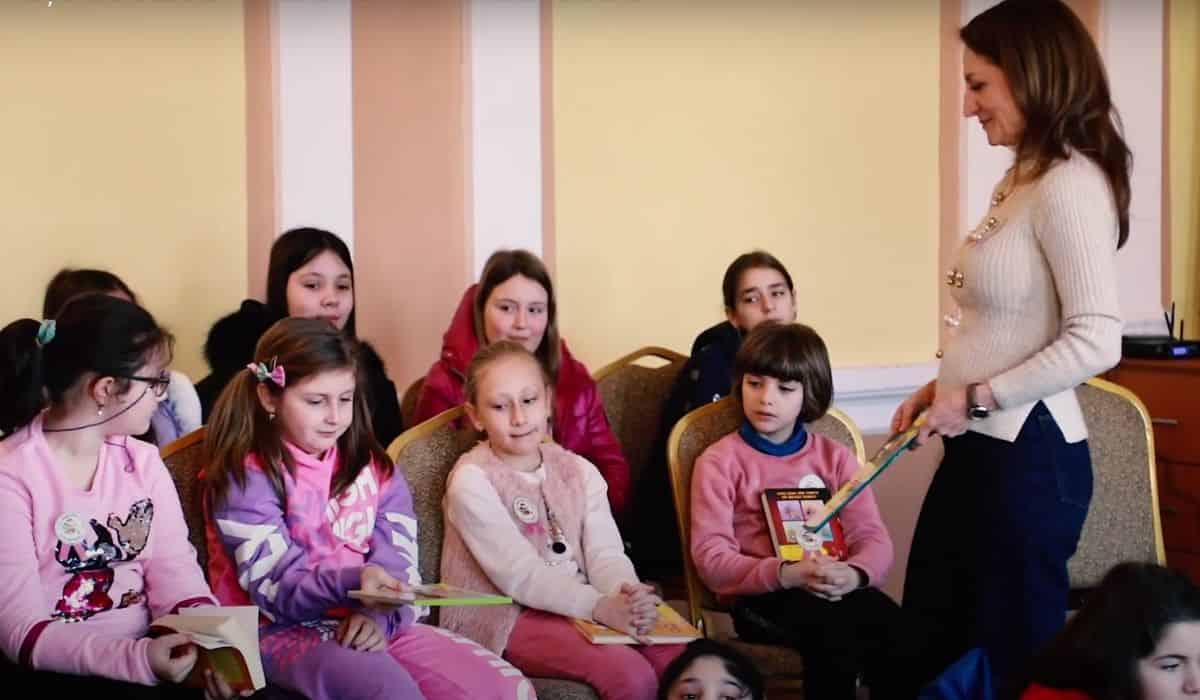 video ziua națională a lecturii sărbătorită în comunitatea sibiană - președinta consiliului județean a citit împreună cu elevii