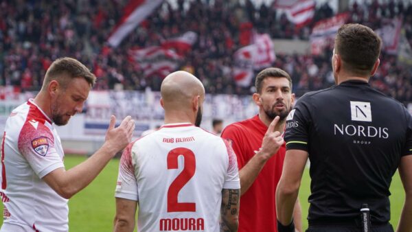 foto șelimbăr pierde cu dinamo, la primul meci pe noua arenă din sibiu - arbitraj potrivnic pentru echipa lui claudiu niculescu