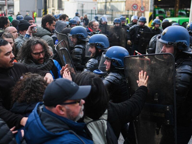 video protestele din franța au degenerat - sute de oameni arestați și peste 400 de politiști răniți