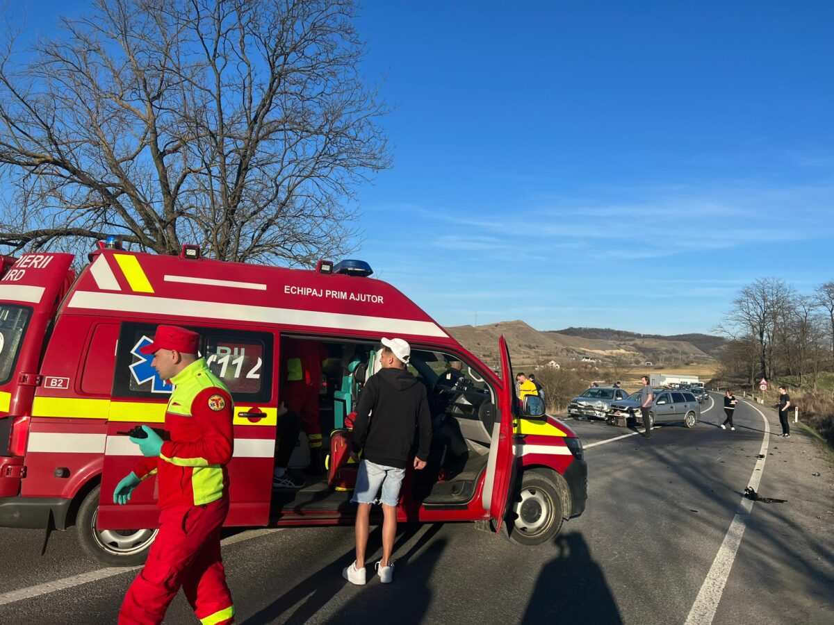 FOTO Accident rutier pe DN14 la Târnava - Trei mașini s-au ciocnit - O persoană dusă la spital