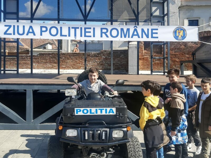 foto video piața habermann, plină de copii de ziua poliției române - mascații și laboratorul criminalistic, principalele atracții