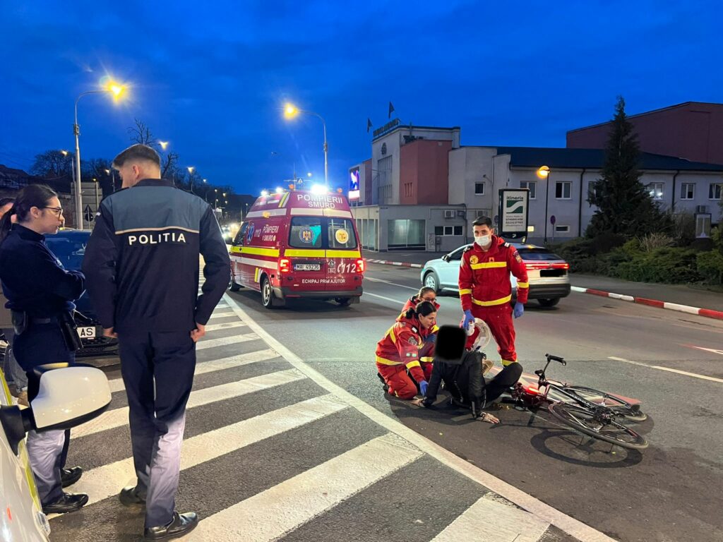 VIDEO FOTO Accident în sensul giratoriu de la Ramada - Biciclist lovit de o mașină