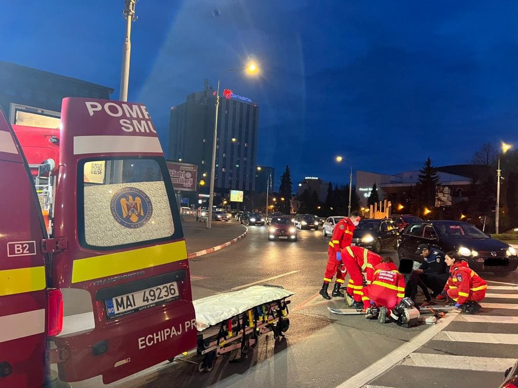 VIDEO FOTO Accident în sensul giratoriu de la Ramada - Biciclist lovit de o mașină