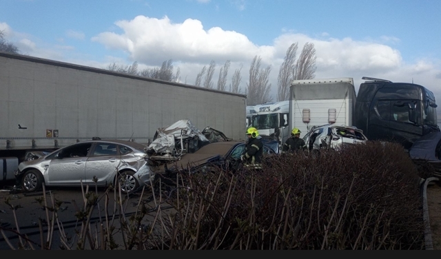 foto carambol cu zeci de masini pe autostradă în ungaria - aproape 40 de oameni răniți