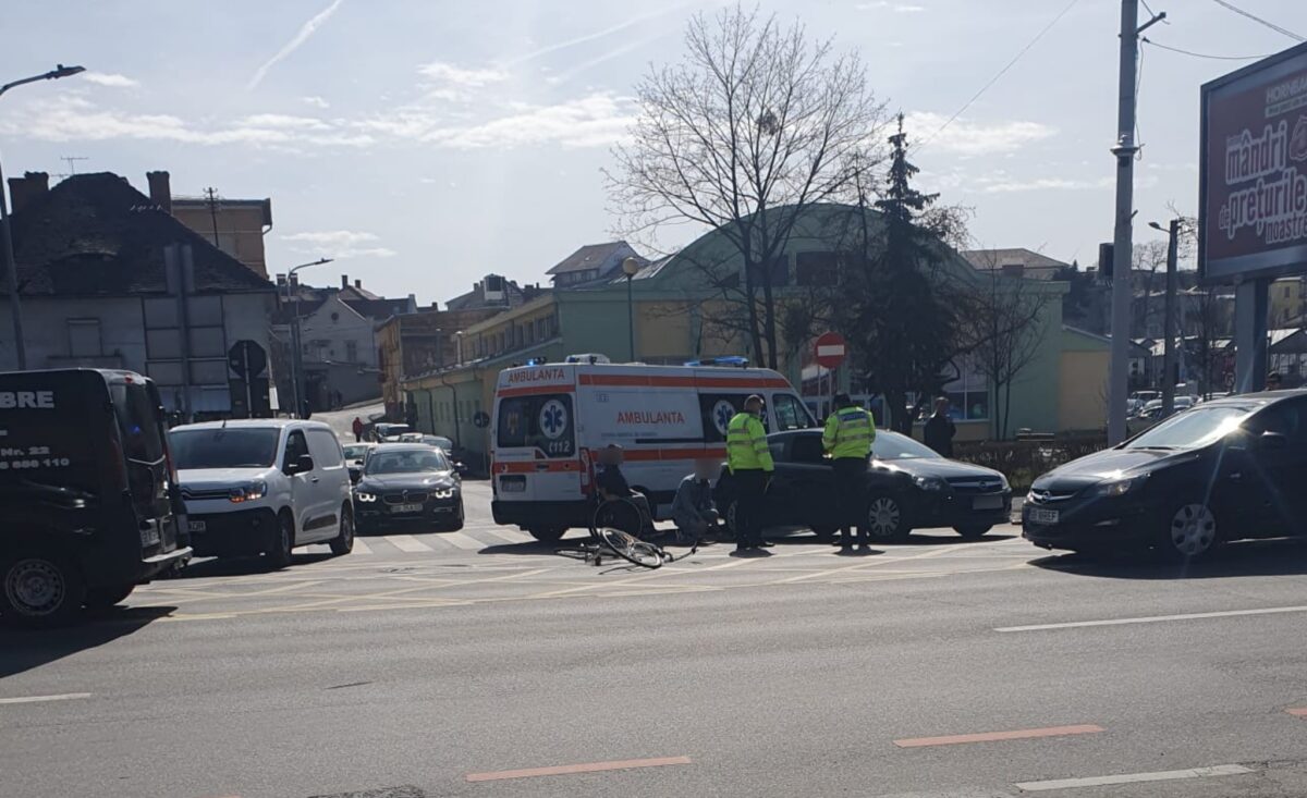 biciclistă lovită de o mașină pe coposu - a fost dusă la spital
