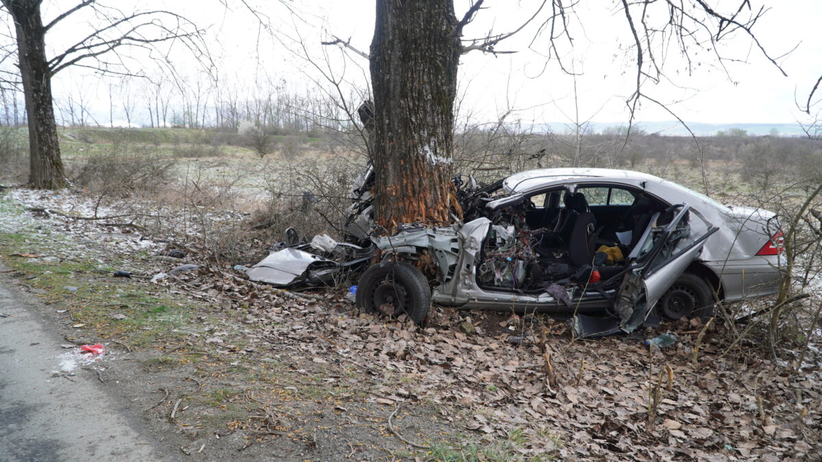 UPDATE Șofer de 23 ani, mort într-un accident la ieșire din Sibiu spre Poplaca - A intrat cu mașina într-un copac