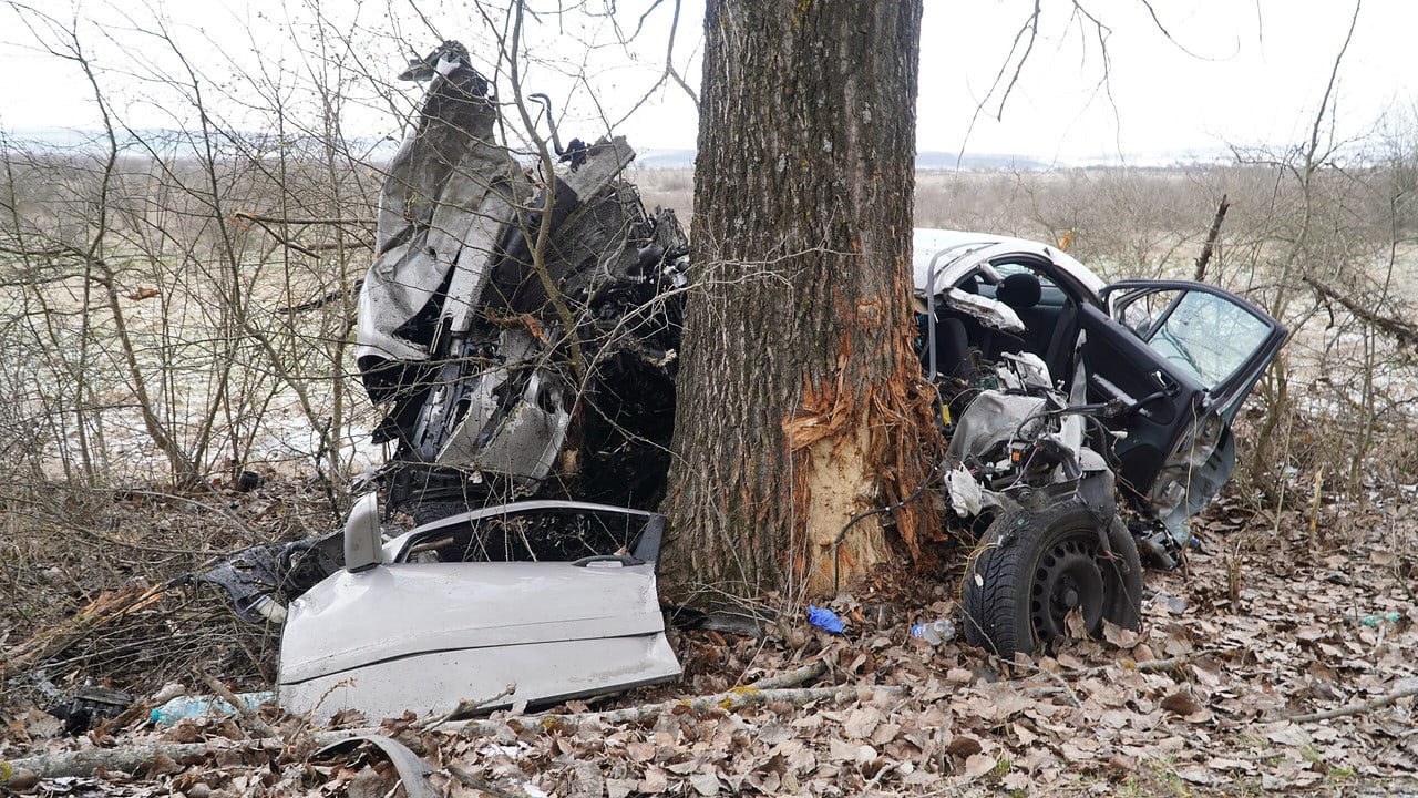 foto: dennis este tânărul mort în accidentul dintre sibiu și poplaca - mașina, un morman de fiare