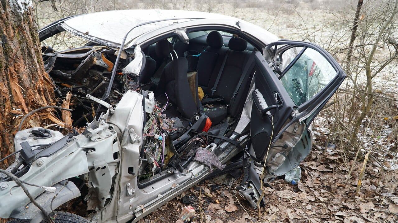 foto: dennis este tânărul mort în accidentul dintre sibiu și poplaca - mașina, un morman de fiare