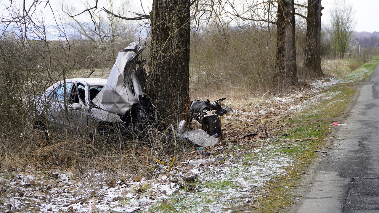 foto: dennis este tânărul mort în accidentul dintre sibiu și poplaca - mașina, un morman de fiare