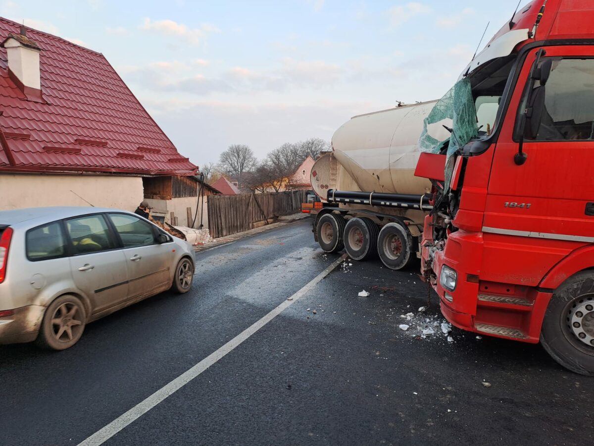 foto: accident pe dn1 la scoreiu - un tir a rămas blocat pe șosea