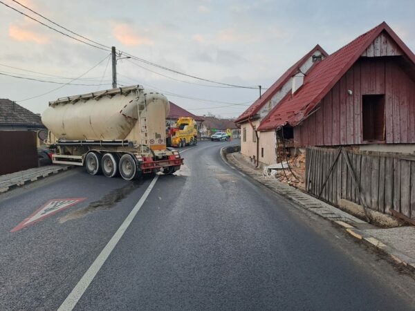 foto: accident pe dn1 la scoreiu - un tir a rămas blocat pe șosea