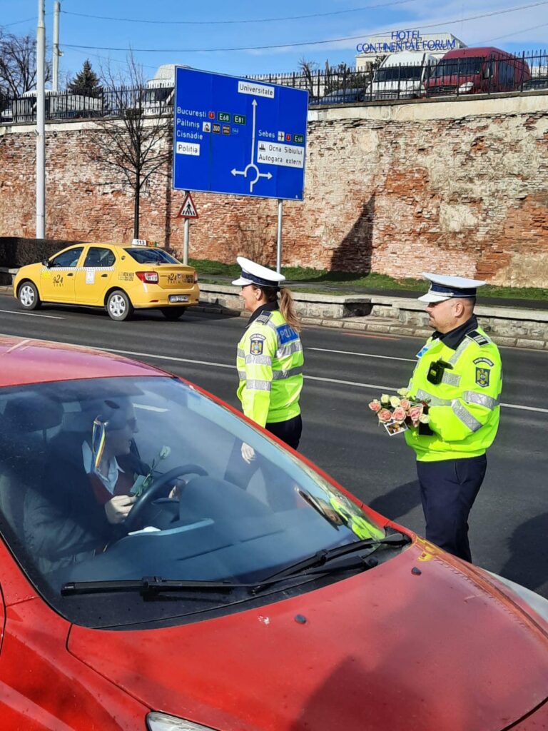 femeile trase pe dreapta în trafic la sibiu - polițiștii le-au oferit flori de 8 martie