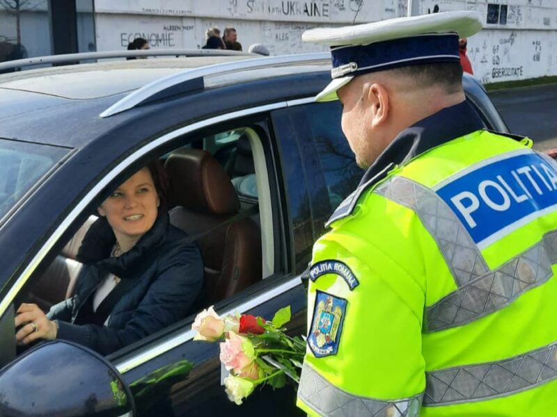 femeile trase pe dreapta în trafic la sibiu - polițiștii le-au oferit flori de 8 martie