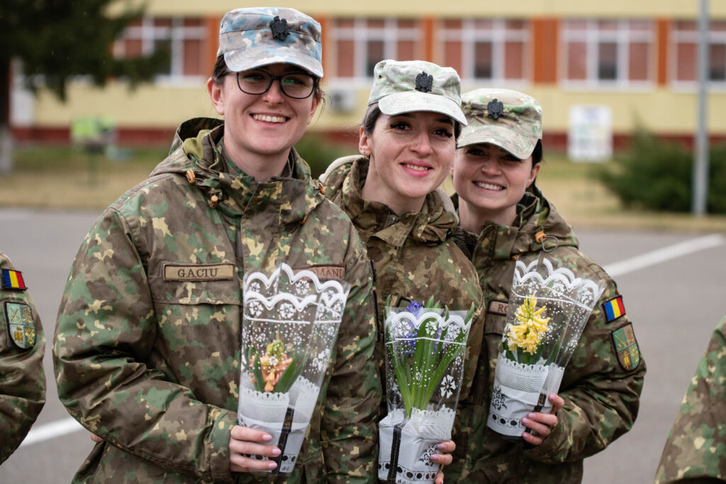 ziua internațională a femeii sărbătorită la academia forțelor terestre din sibiu - spectacol de muzică și flori pentru domnișoare