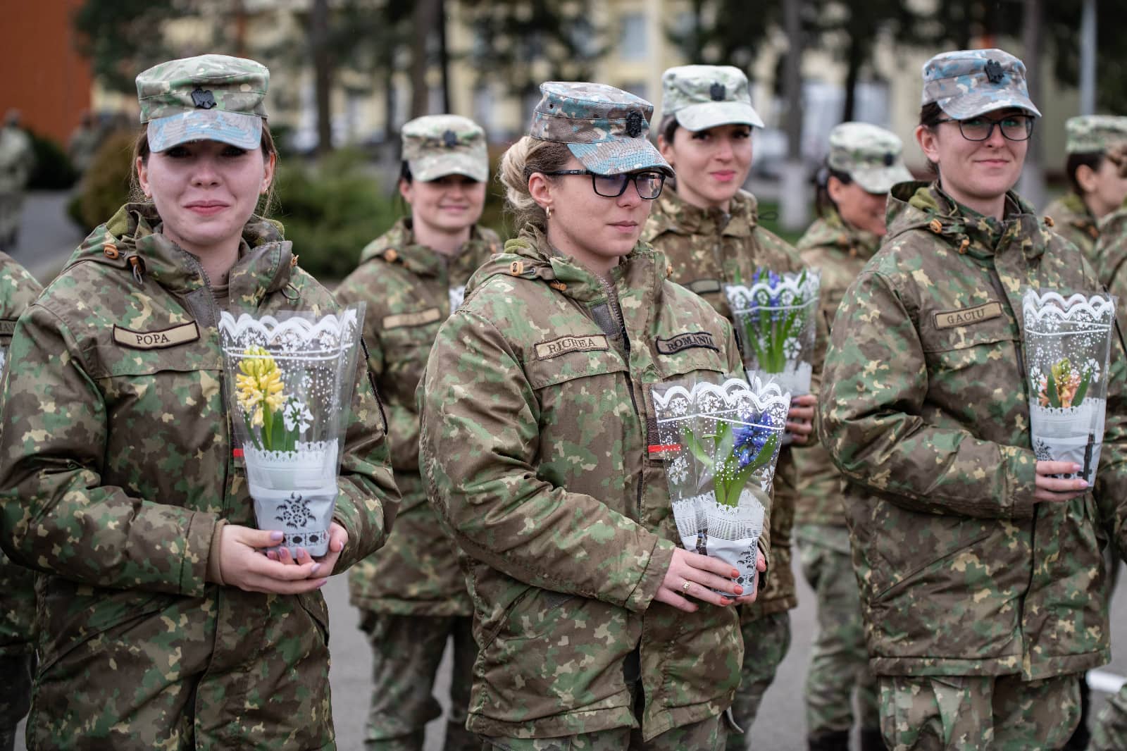 ziua internațională a femeii sărbătorită la academia forțelor terestre din sibiu - spectacol de muzică și flori pentru domnișoare