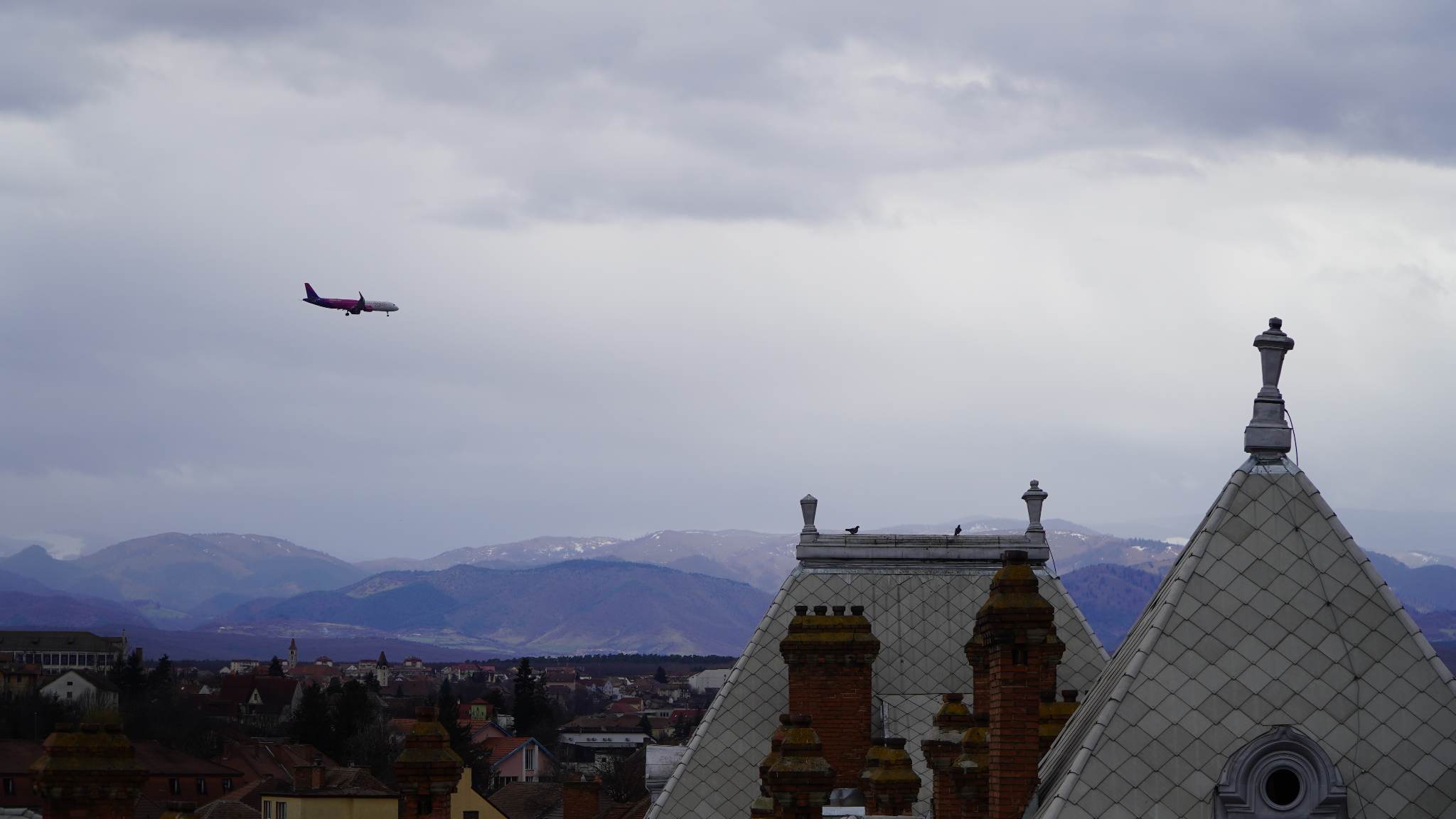 un avion survolează cerul sibiului - nu vă speriați, se antrenează piloții