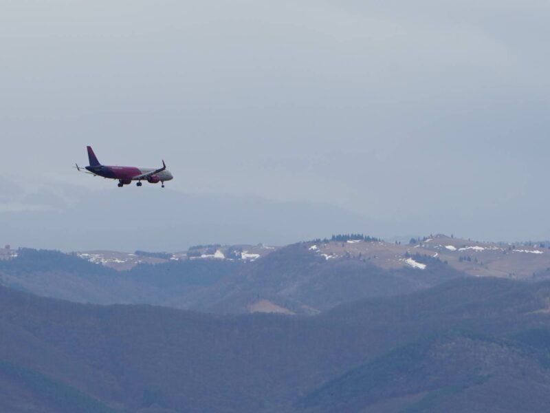 un avion de la wizz air survolează cerul sibiului - nu vă speriați, se antrenează piloții