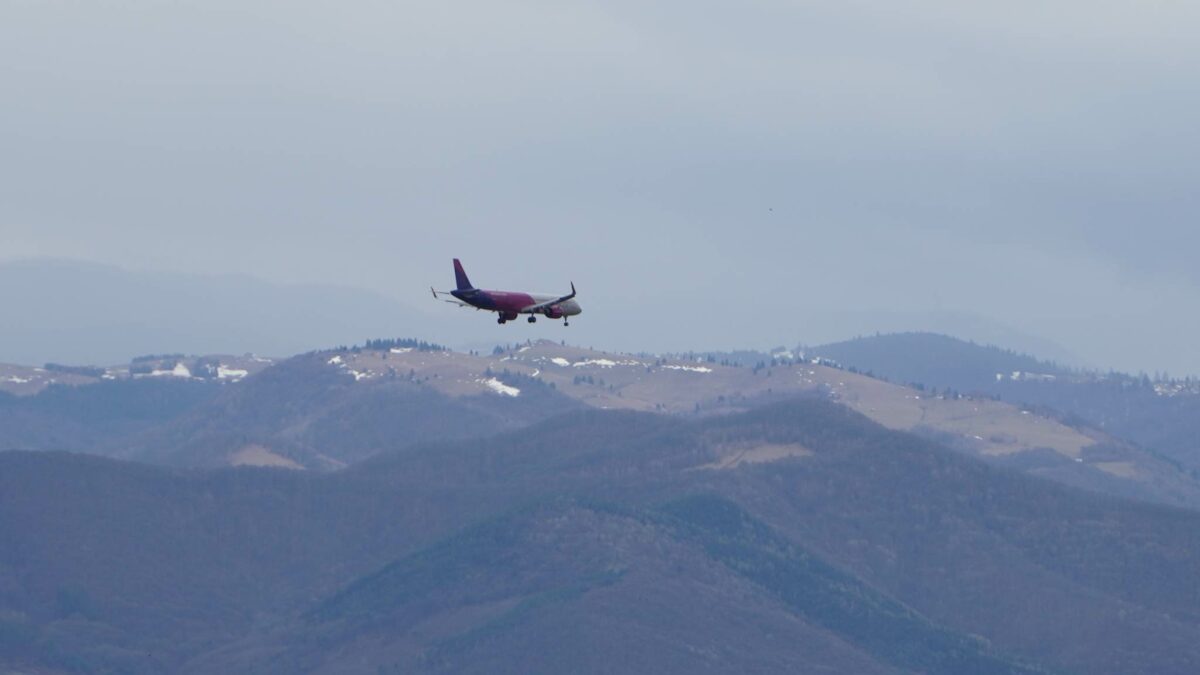 un avion survolează cerul sibiului - nu vă speriați, se antrenează piloții