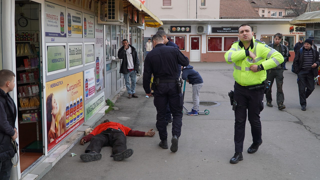 video foto: scandal de proporții în piața cibin - bărbat bătut de un om al străzii - poliția l-a încătușat pe agresor