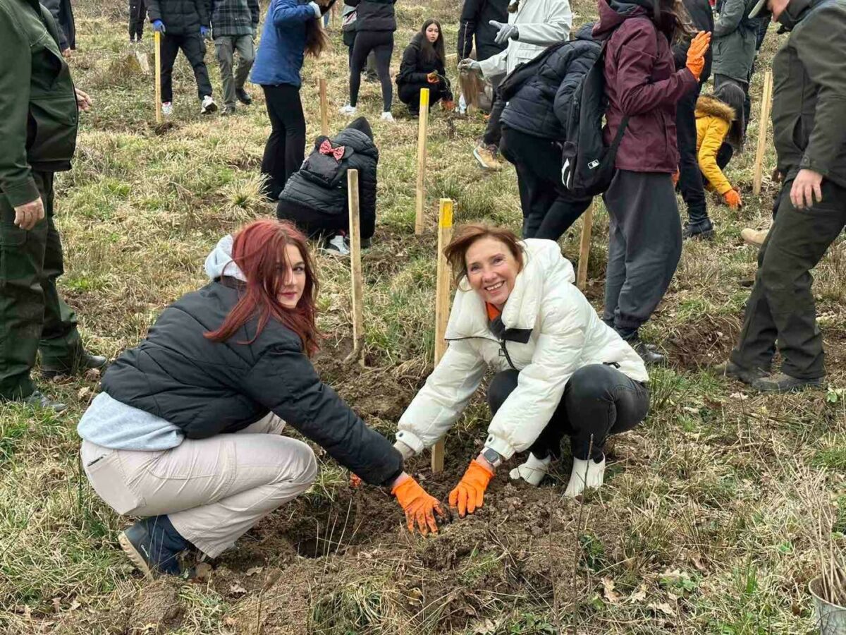 foto: carmen iohannis a plantat copaci împreună cu elevii într-o pădure din sibiu