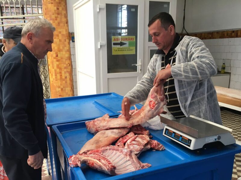 carnea de miel ocolită de clienți la piața cibin - comercianții sunt îngrijorați. prețuri de la 45 de lei kilogramul