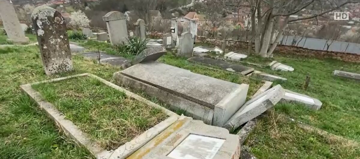 Zeci de pietre funerare distruse în cimitirul evanghelic din Slimnic - Poliția a deschis o anchetă