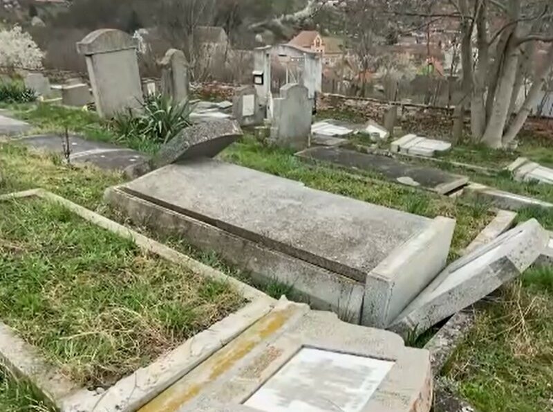 zeci de pietre funerare distruse în cimitirul evanghelic din slimnic - poliția a deschis o anchetă