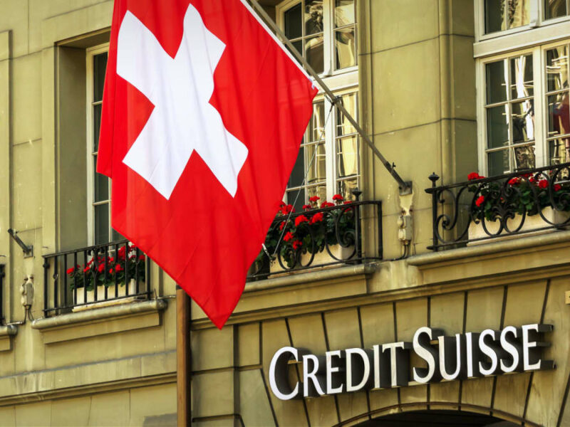 acțiunile la cea mai mare bancă din elveția s-au prăbușit cu peste douăzeci la sută