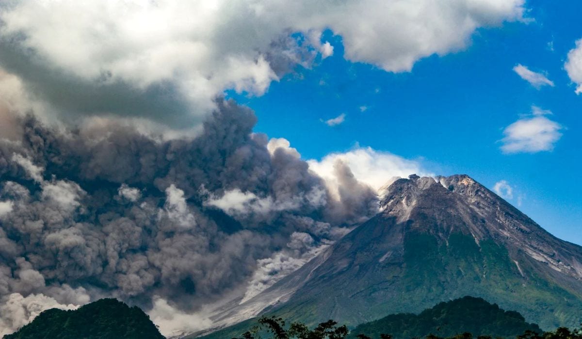foto a erupt vulcanul merapi din indonezia - imagini spectaculoase cu momentul