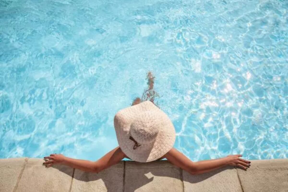 autoritățile din berlin permit înotul topless în piscinele publice