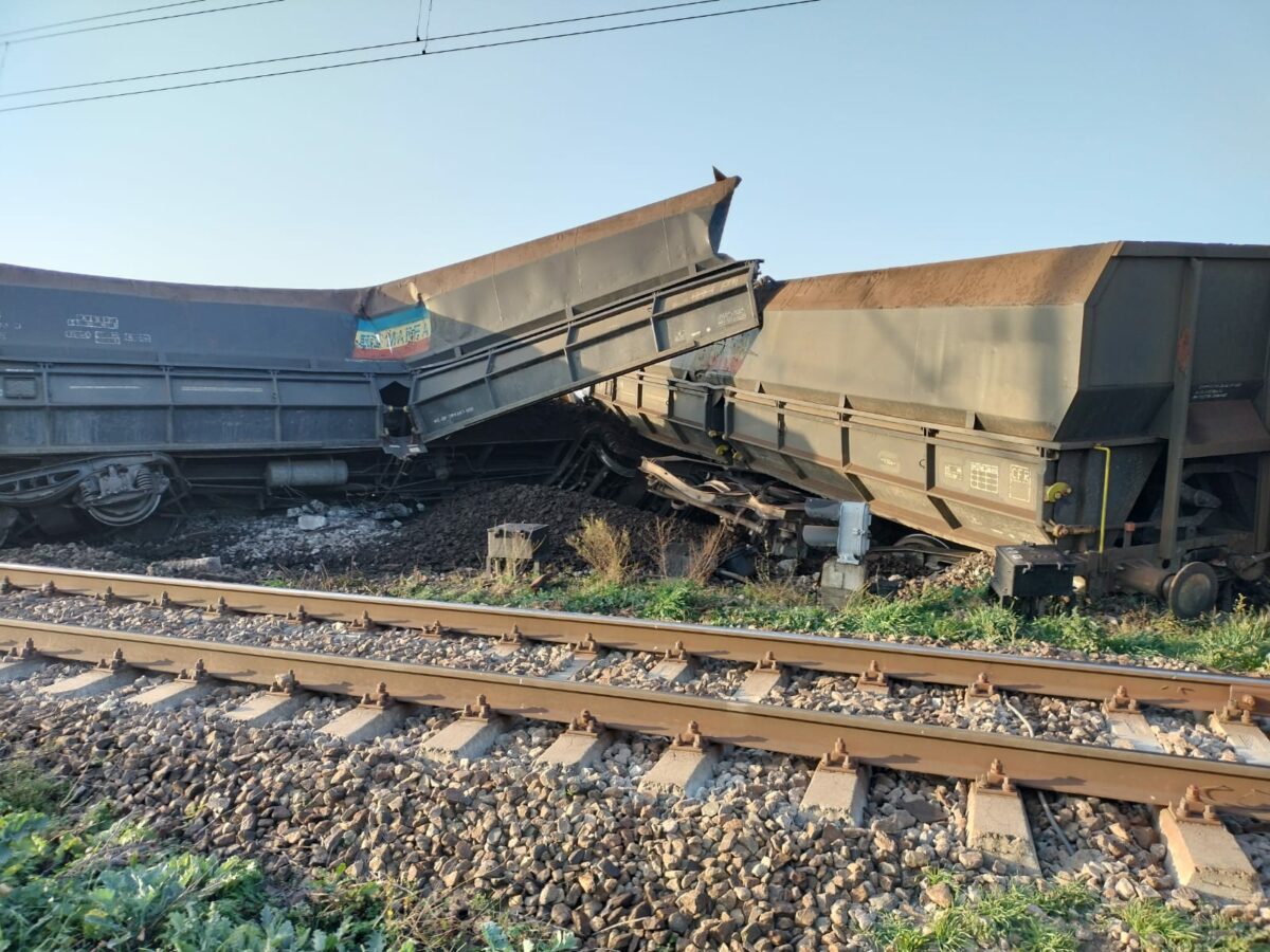 Tren cu 25 de vagoane pline cu cărbune, deraiat în Vâlcea