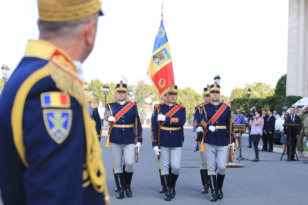 Ceremonie de înmânare a Drapelului de luptă vineri la Regimentul 46 Sprijin din Sibiu