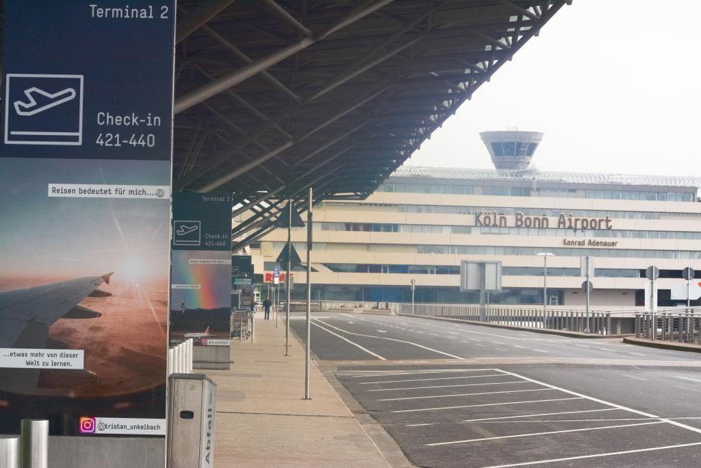 panică în parcarea aeroportului din koln - un bărbat cu probleme a intrat cu mașina în pietoni