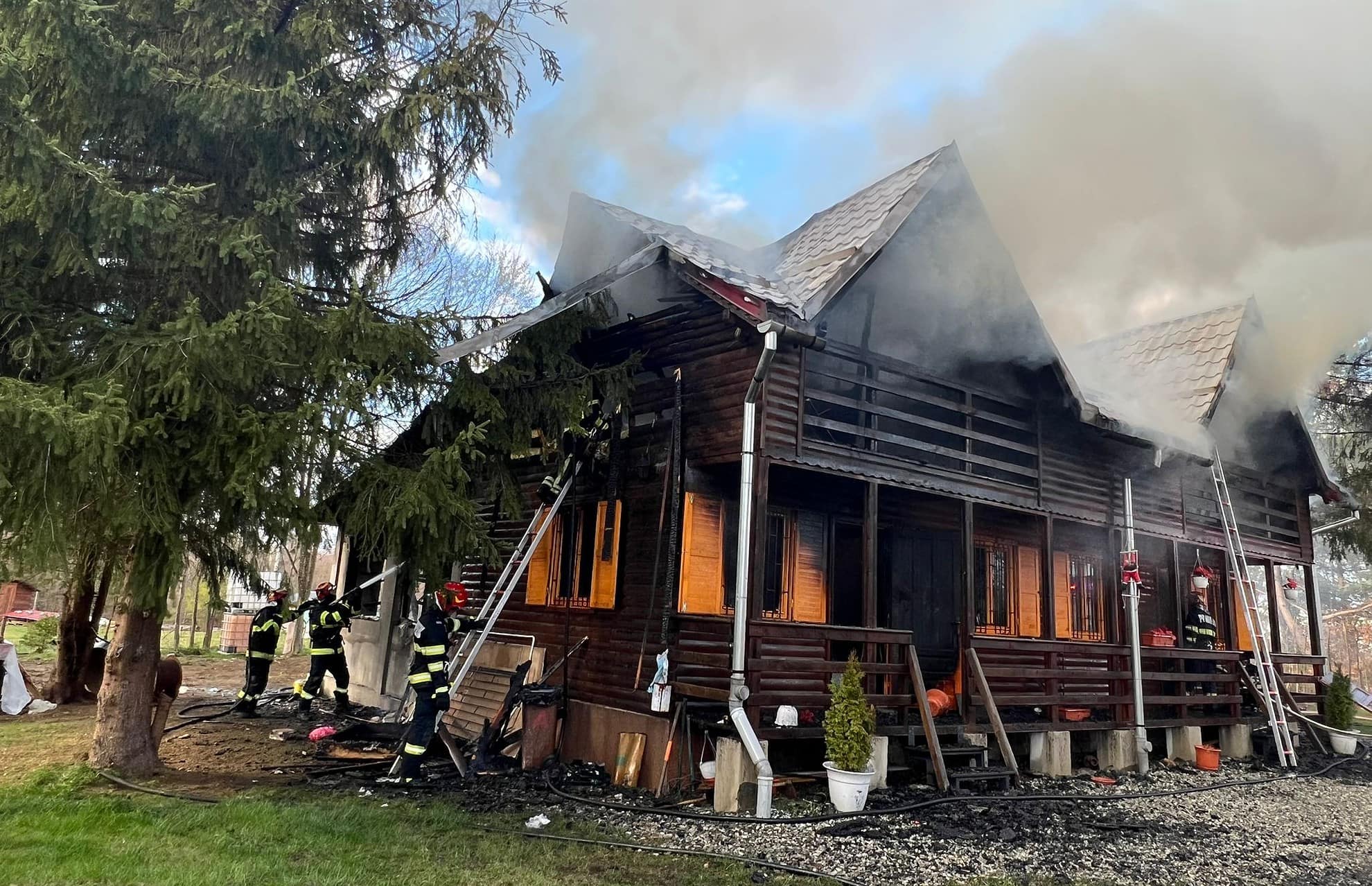 cabană de pe valea avrigului, distrusă de flăcări - pompierii intervin cu cinci autospeciale