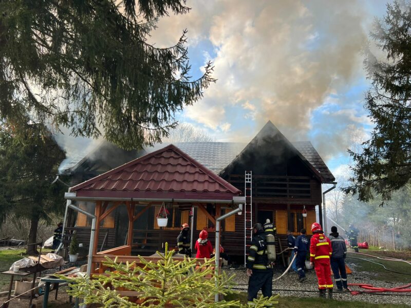 cabană de pe valea avrigului, distrusă de flăcări - pompierii intervin cu cinci autospeciale