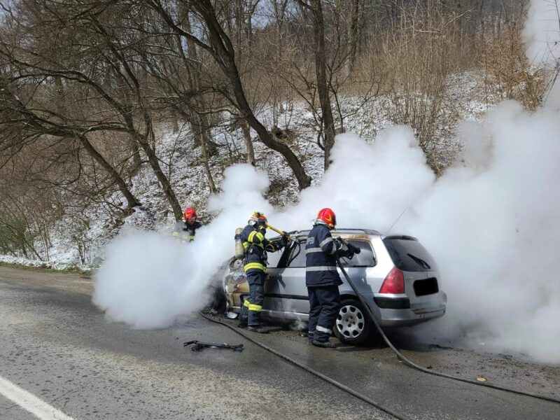 foto: o mașină a luat foc în mers în zona podul olt - pompierii au stins incendiul