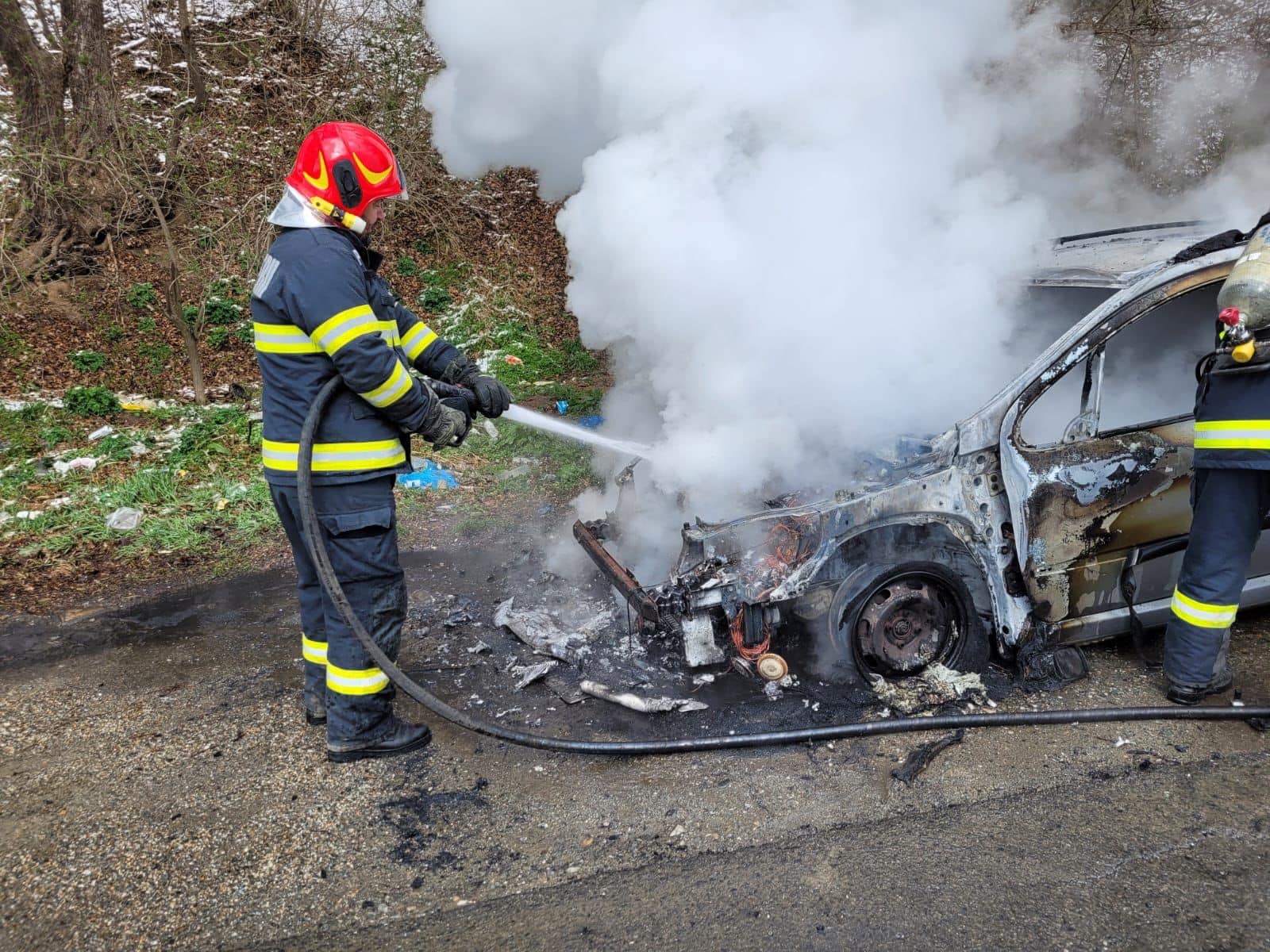 foto: o mașină a luat foc în mers în zona podul olt - pompierii au stins incendiul