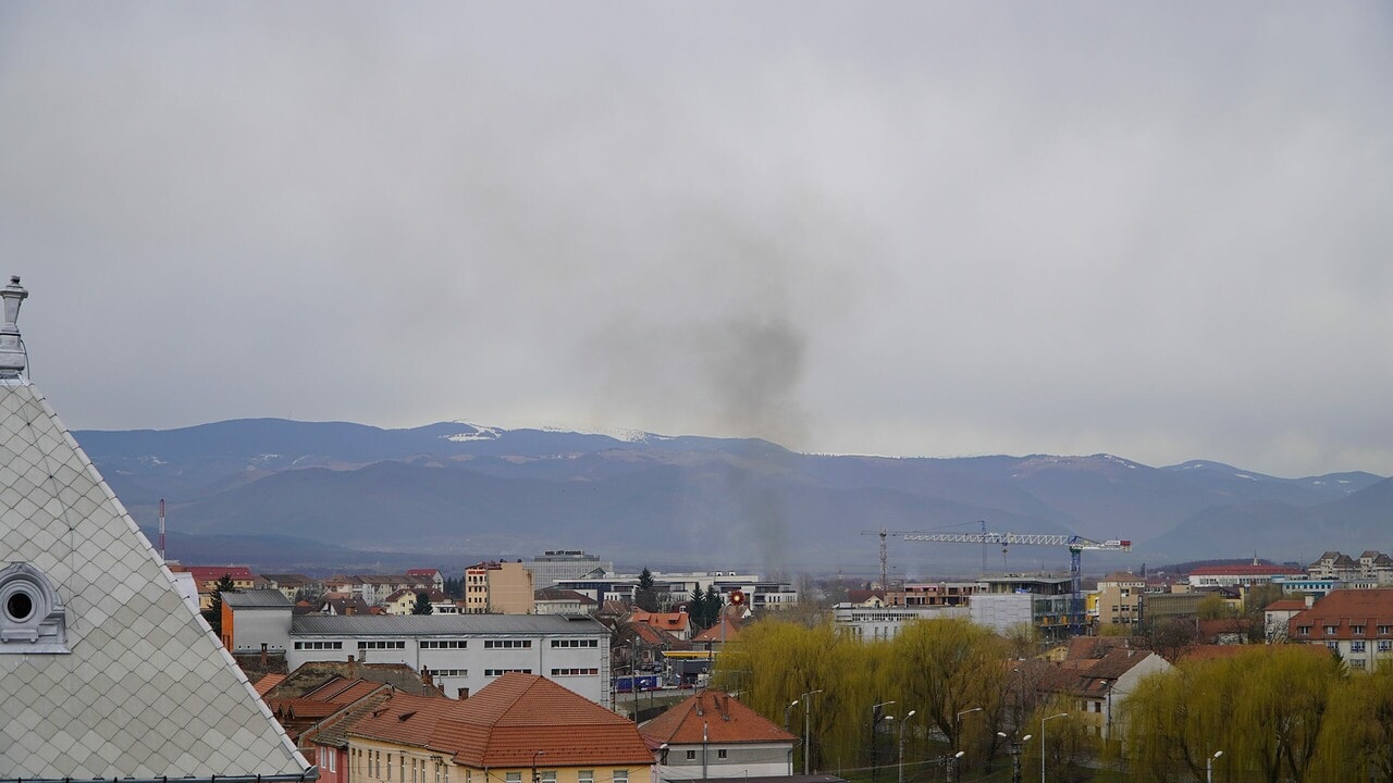 Incendiu puternic de vegetație în Turnișor - Fumul se vede din tot orașul