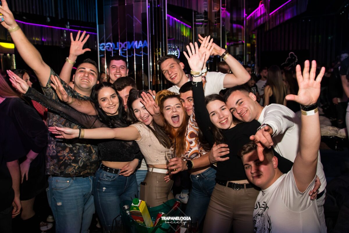 petreceri inedite la liquid - „caroussel party” vineri și „manelogia” sâmbătă