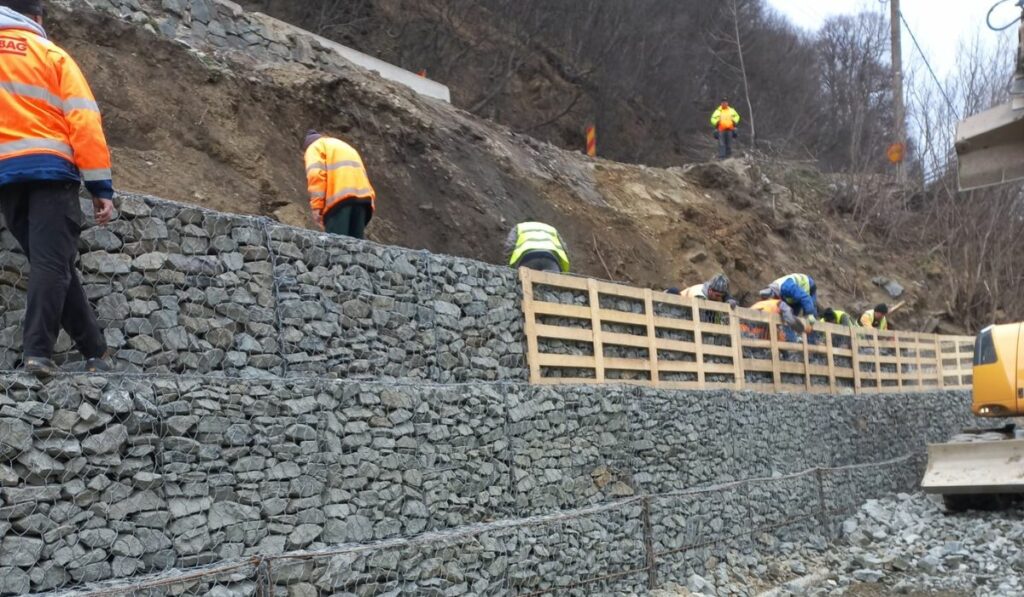s-au reluat lucrările de consolidare pe valea oltului de la boița - se lucrează la construirea zidurilor