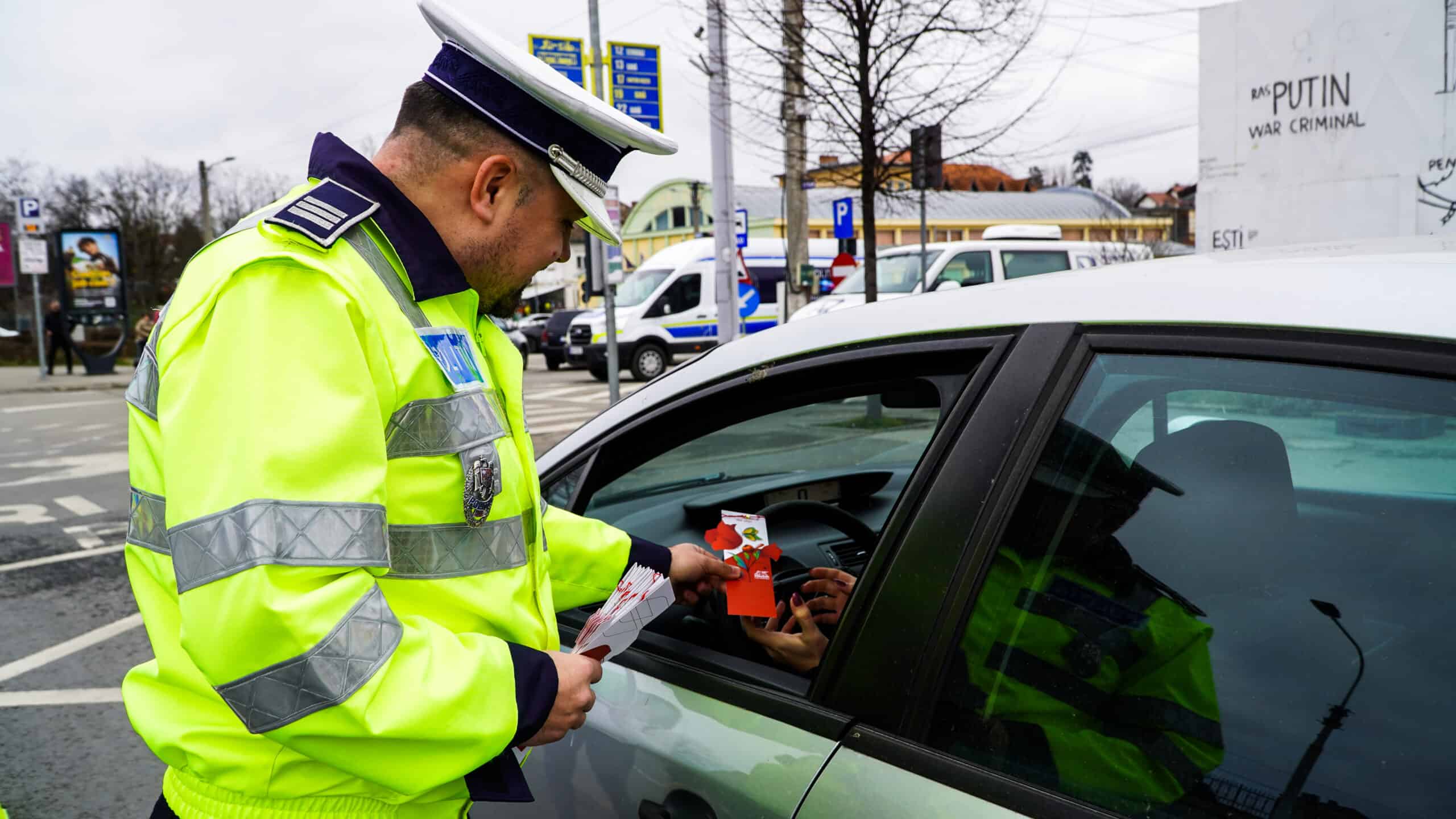 foto video razie în trafic la sibiu - șoferițe trase pe dreapta și ”amendate” cu mărțișoare