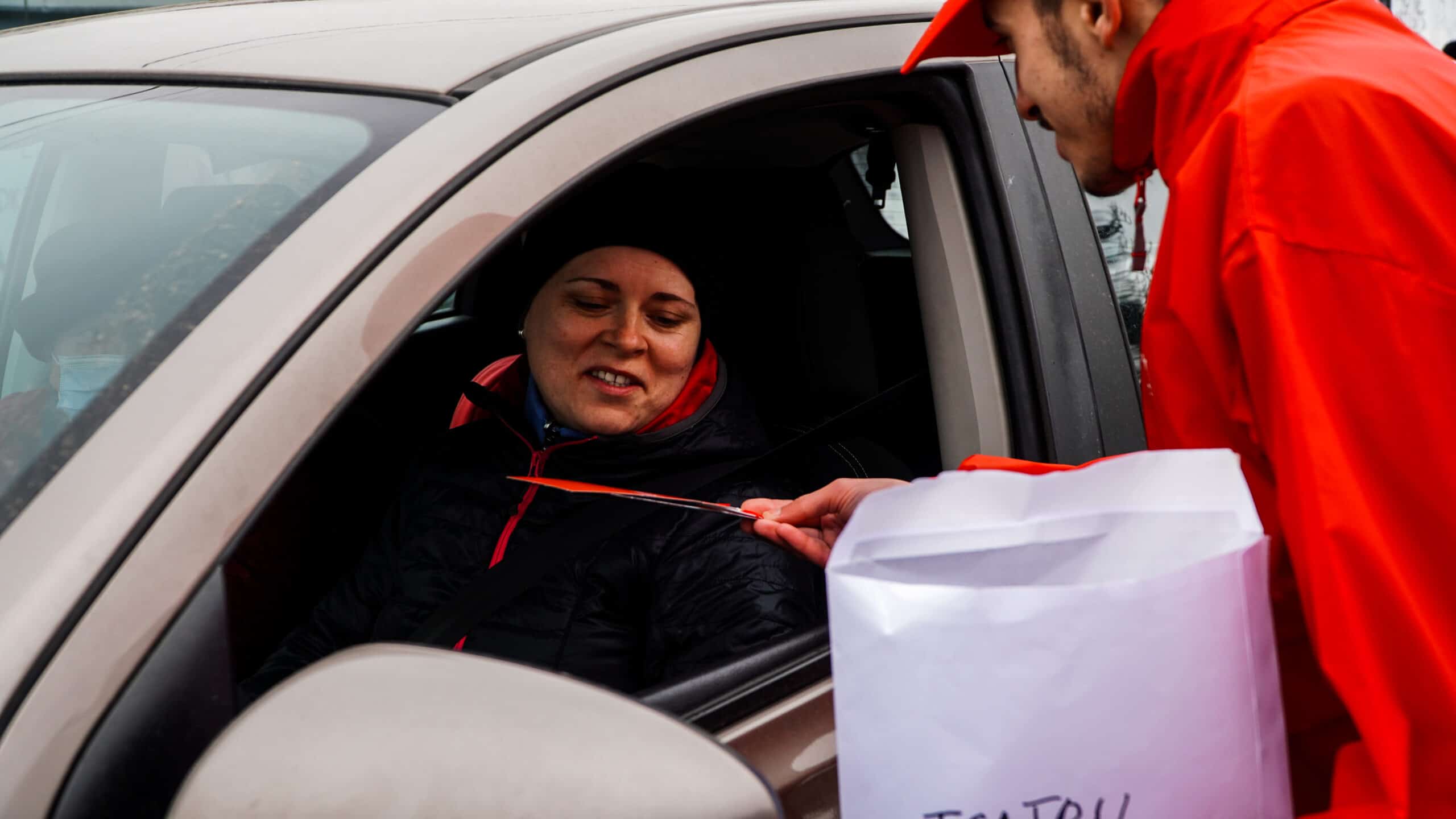 foto video razie în trafic la sibiu - șoferițe trase pe dreapta și ”amendate” cu mărțișoare