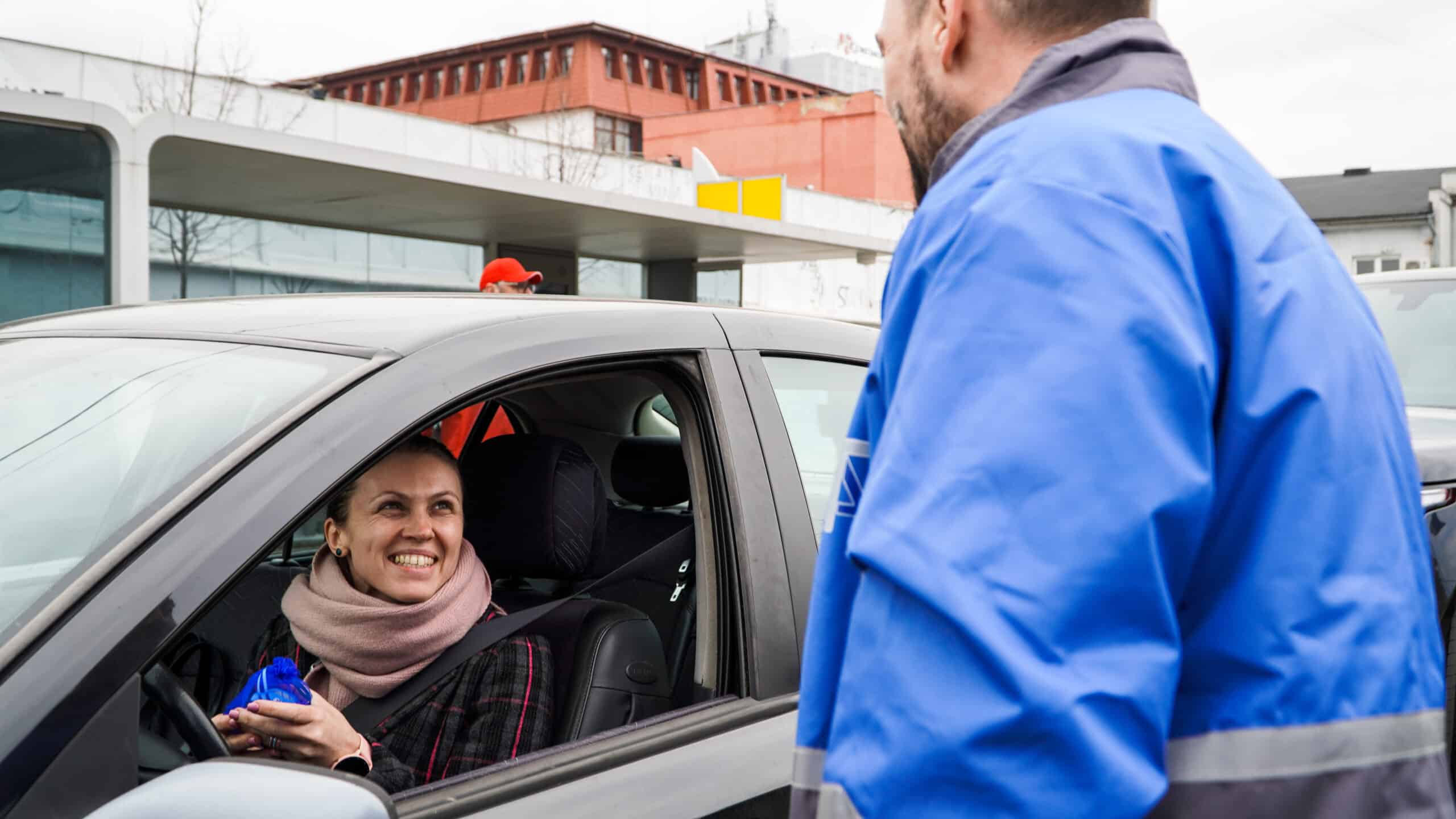 foto video razie în trafic la sibiu - șoferițe trase pe dreapta și ”amendate” cu mărțișoare