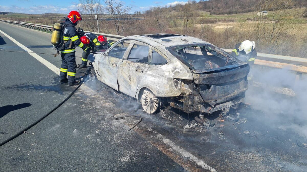foto mașină mistuită de flăcări pe a1 între sibiu și sebeș - motorul s-a supraîncălzit