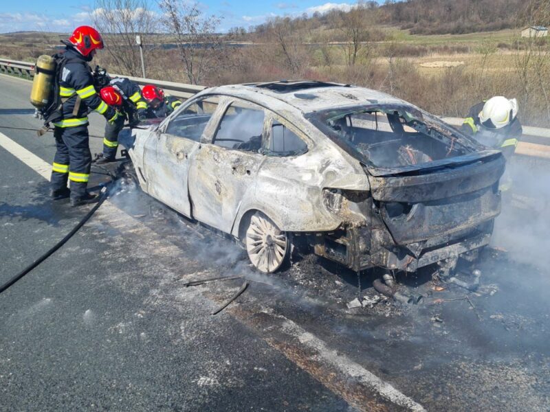 foto mașină mistuită de flăcări pe a1 între sibiu și sebeș - motorul s-a supraîncălzit