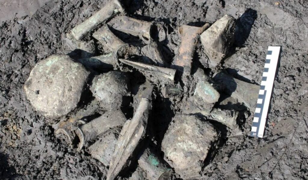numeroase obiecte din bronz au fost găsite în alba - sunt vechi de peste 3.000 de ani