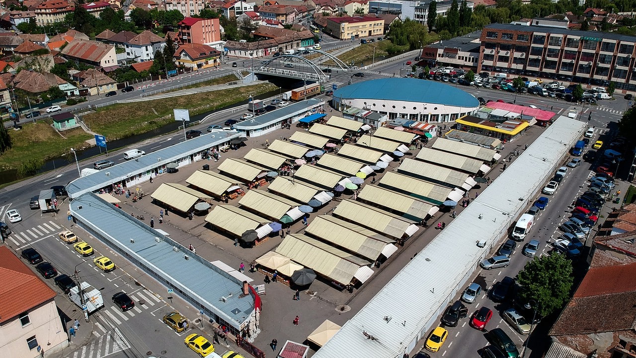 proiect de regenerare urbană a zonei pieței cibin - piață modernă, parcare supraetajată, terasă, restaurant și străzi reamenajate