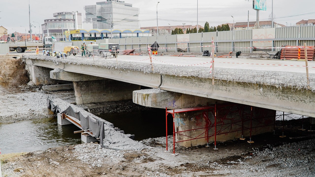 FOTO VIDEO Podul peste Cibin de pe Șoseaua Alba Iulia s-ar putea redeschide la finalul lunii mai - Constructor: "Lucrările sunt în grafic"