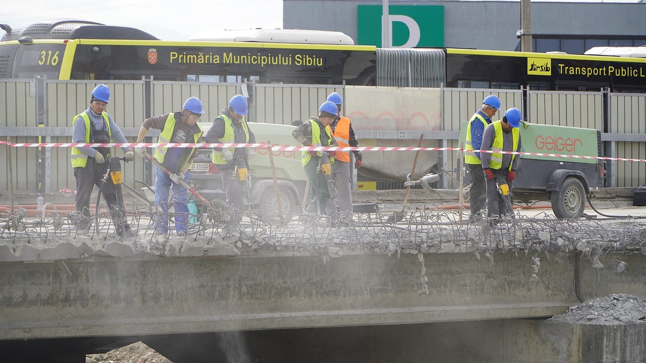 FOTO VIDEO Podul peste Cibin de pe Șoseaua Alba Iulia s-ar putea redeschide la finalul lunii mai - Constructor: "Lucrările sunt în grafic"