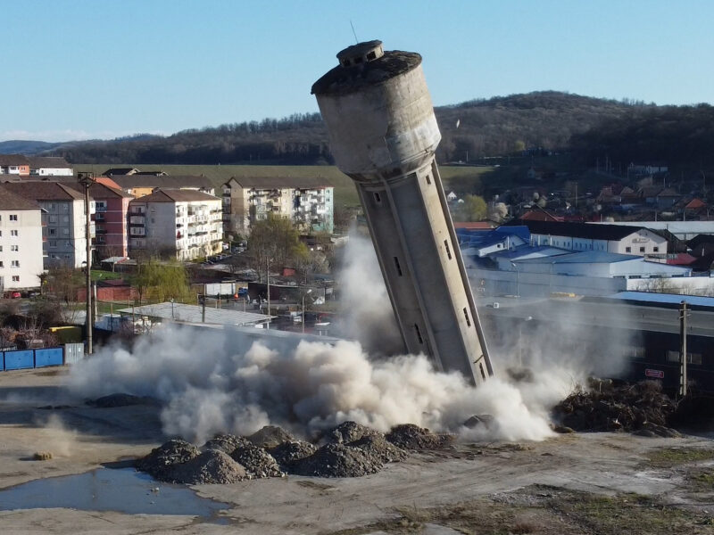 video - imagini spectaculoase de la demolarea unui turn de apă din mediaș - avea 30 de metri înălțime